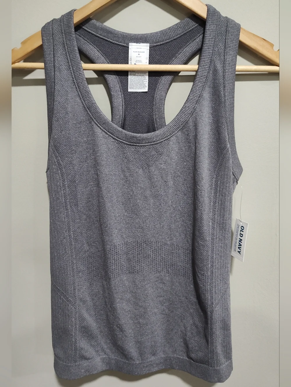 Old Navy Women's Fluid Seamless Fitted Tank Top, Go-Dry, Gray, Size Medium NWT - Picture 1 of 10